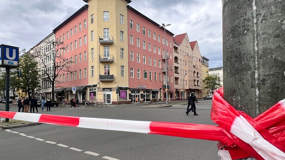 In der Fassade eines Gebäudes in der Goltzstraße in Schöneberg sind starke Risse aufgetreten. / Foto: Stephanie Pilick/dpa