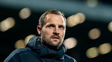 Trainer Bo Svensson von Mainz kommt ins Stadion. / Foto: David Inderlied/dpa