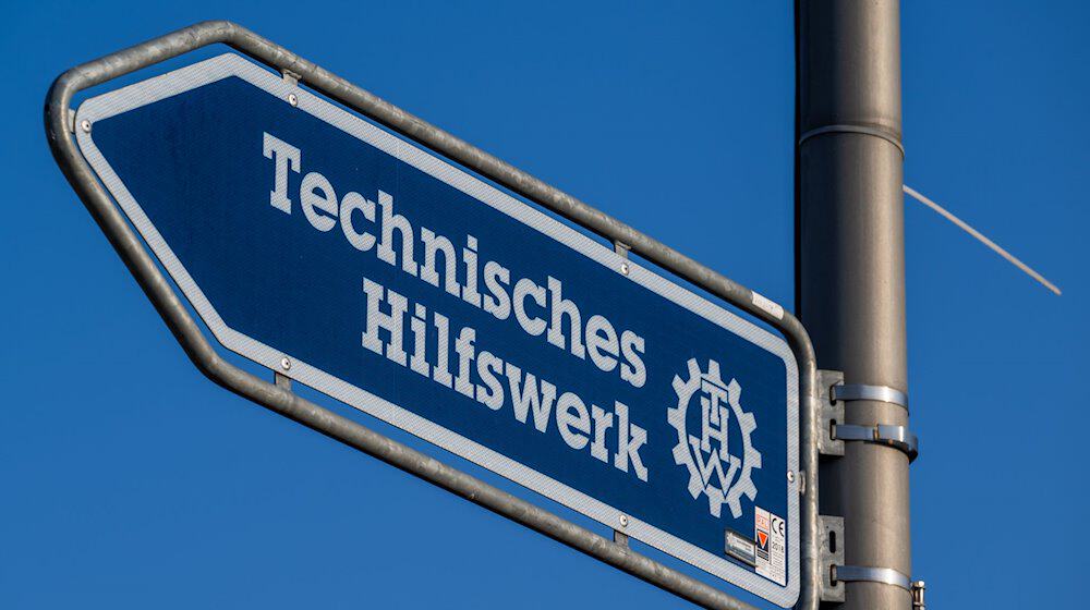 Ein Schild zeigt nahe dem S-Bahnhof Buch den Weg zum Technischen Hilfswerk (THW). / Foto: Soeren Stache/dpa