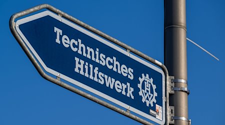 Ein Schild zeigt nahe dem S-Bahnhof Buch den Weg zum Technischen Hilfswerk (THW). / Foto: Soeren Stache/dpa