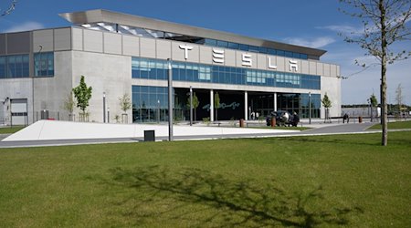 Der Haupteingang zum Tesla-Werk. / Foto: Soeren Stache/dpa