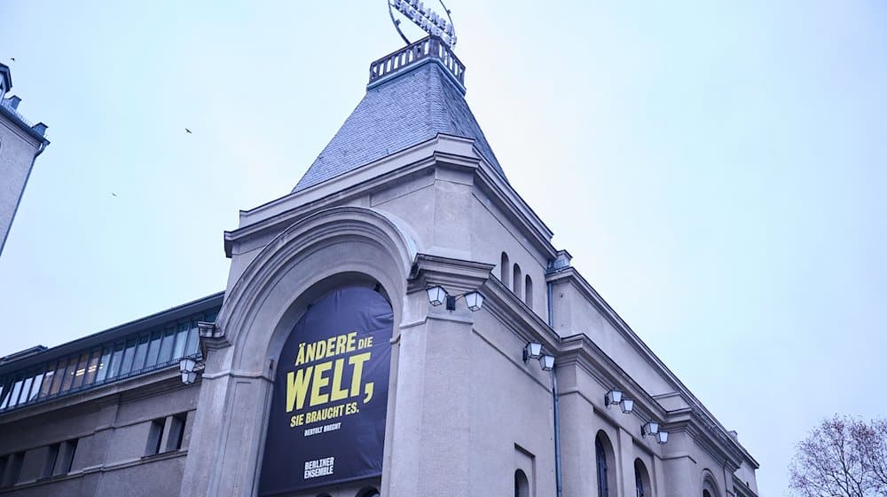 Bertolt Brecht» steht auf einem Plakat auf dem Berliner Ensemble. / Foto: Annette Riedl/dpa