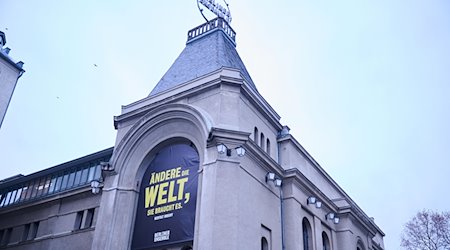 Bertolt Brecht» steht auf einem Plakat auf dem Berliner Ensemble. / Foto: Annette Riedl/dpa