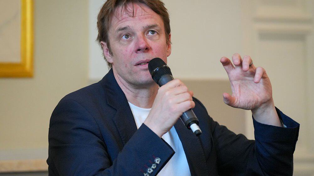 Tobias Rempe, ab Sommer 2025 Intendant des Berliner Konzerthauses und des Konzerthausorchesters, spricht während der Pressekonferenz zu seiner Vorstellung. / Foto: Soeren Stache/dpa