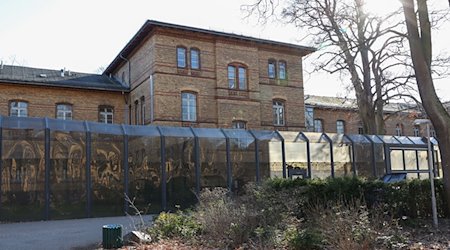 Eines der Gebäude vom Krankenhaus-Maßregelvollzug auf dem Gelände der Karl-Bonhoeffer-Nervenklinik. / Foto: Jörg Carstensen/dpa/Archivbild