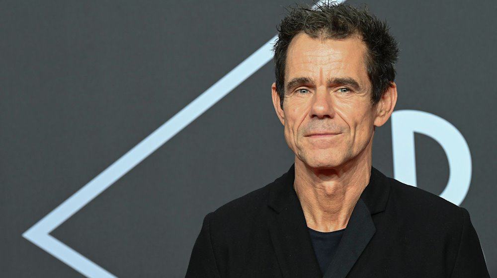 Regisseur Tom Tykwer kommt zur Weltpremiere der neuen Staffel der TV-Serie Babylon Berlin in den Delphi Filmpalast. / Foto: Jens Kalaene/dpa