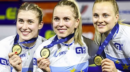 Lea Sophie Friedrich (r), Pauline Sophie Grabosch (l) und Emma Hinze (M) aus Deutschland jubeln mit der Goldmedaille. / Foto: Vincent Jannink/ANP/dpa