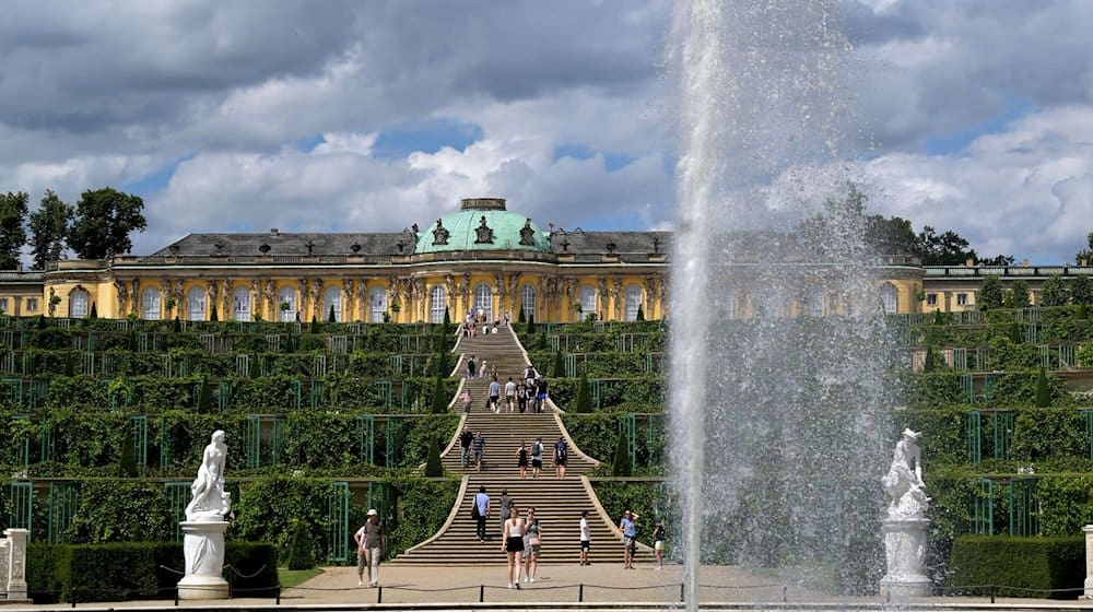 Eine Fontäne sprüht Wasser in die Luft im Park vor Schloss Sanssouci. / Foto: Michael Bahlo/dpa