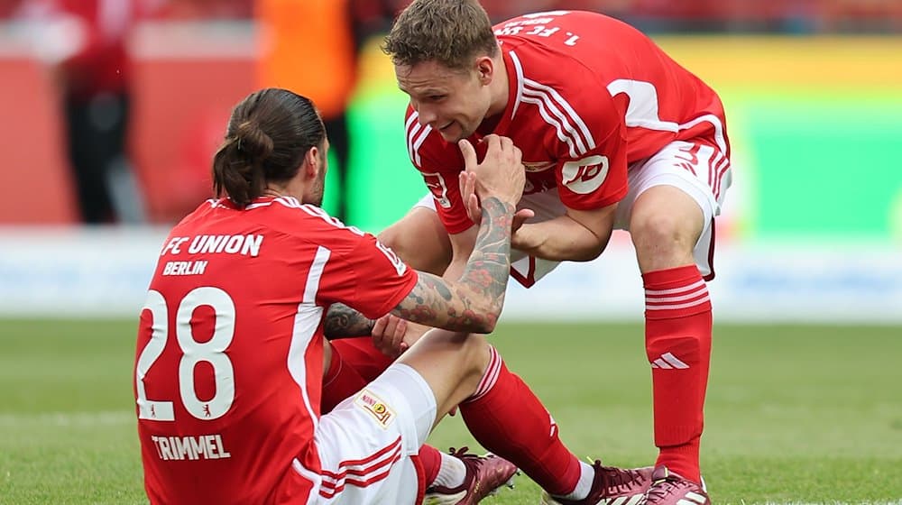 Unions Spieler Christopher Trimmel (l) und Paul Jaeckel jubeln nach dem Sieg. / Foto: Andreas Gora/dpa