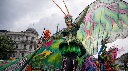 Tänzerinnen der Gruppe «Sapucaiu No Samba» tanzt auf Stelzen bei der Parade zum 26. Karneval der Kulturen. / Foto: Monika Skolimowska/dpa