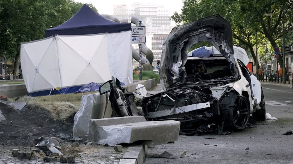 Das Wrack eines Autos steht nach einem Unfall auf der Tauentzienstraße. / Foto: Michael Ukas/TNN/dpa