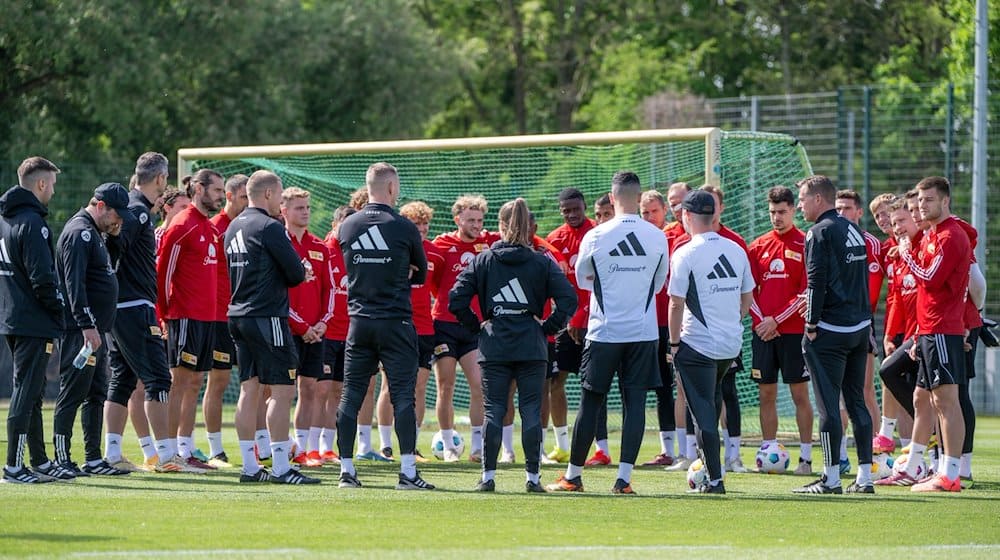 Trainer Marco Grote (6. v.r) spricht zur Mannschaft. / Foto: Matthias Koch/dpa