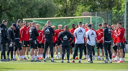 Trainer Marco Grote (6. v.r) spricht zur Mannschaft. / Foto: Matthias Koch/dpa