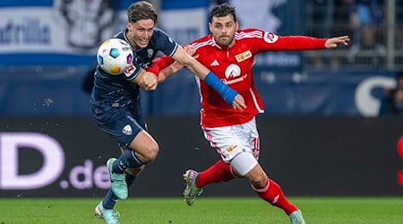 Bochums Tim Oermann (l.) und Berlins Kevin Volland kämpfen um den Ball. / Foto: David Inderlied/dpa