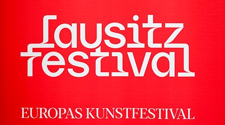 Das Logo des Lausitz-Festivals 2024 bei einer Pressekonferenz in der Landesvertretung Brandenburg. / Foto: Jens Kalaene/dpa