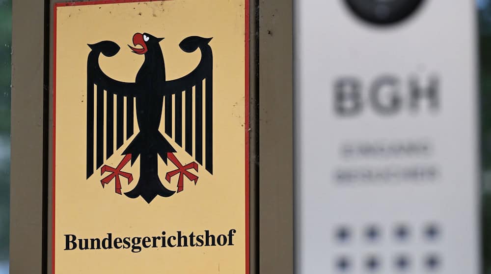 Ein Hinweisschild mit Bundesadler und dem Schriftzug Bundesgerichtshof. / Foto: Uli Deck/dpa