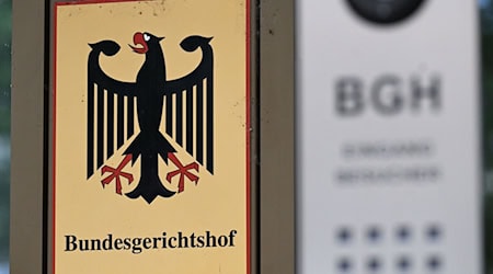 Ein Hinweisschild mit Bundesadler und dem Schriftzug Bundesgerichtshof. / Foto: Uli Deck/dpa