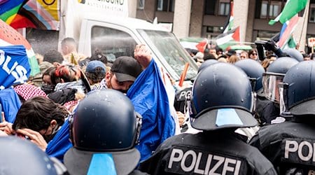 Die Berliner Polizei geht mit Pfefferspray gegen Demonstranten vor. / Foto: Fabian Sommer/dpa