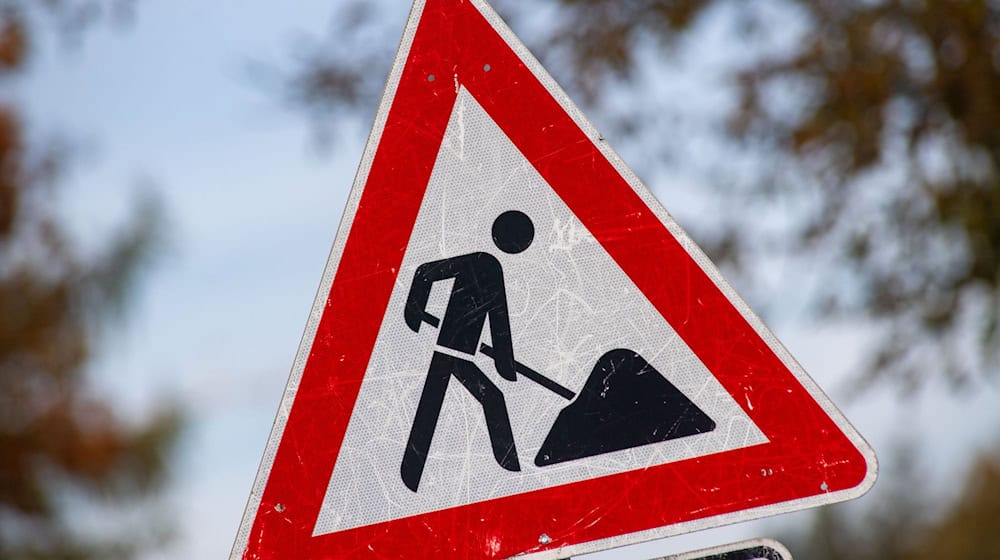 Ein zerkratztes Schild Gefahrzeichen Arbeitsstelle (Zeichen 123) mit dem Piktogramm eines Bauarbeiters zur Beschilderung einer Baustelle. / Foto: Stefan Sauer/dpa
