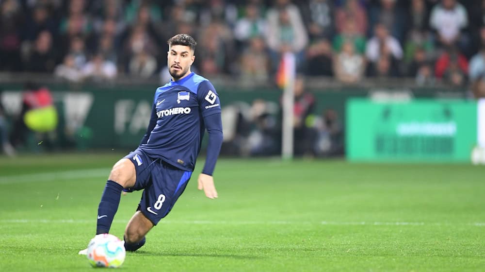 Herthas Suat Serdar am Ball. / Foto: Carmen Jaspersen/dpa/Archiv