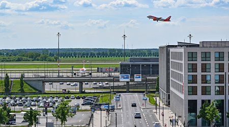 Ein Flugzeug startet vom Hauptstadtflughafen Berlin Brandenburg BER. / Foto: Patrick Pleul/dpa