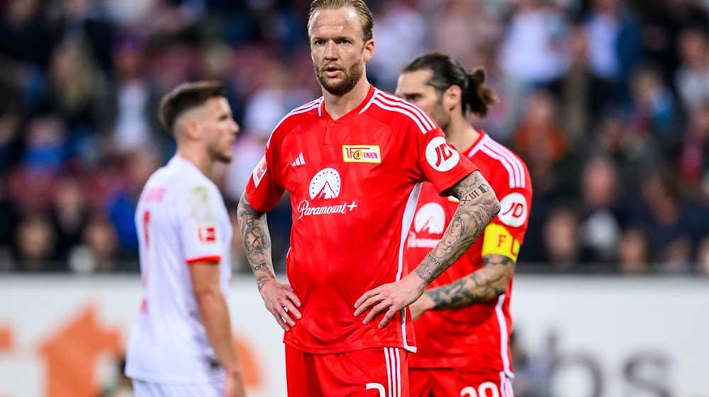 Kevin Vogt (M) und Unions Christopher Trimmel (r)stehen auf dem Platz in der WWK-Arena. / Foto: Tom Weller/dpa