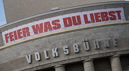 «Feier was Du liebst» steht an der Volksbühne. / Foto: Sebastian Gollnow/dpa