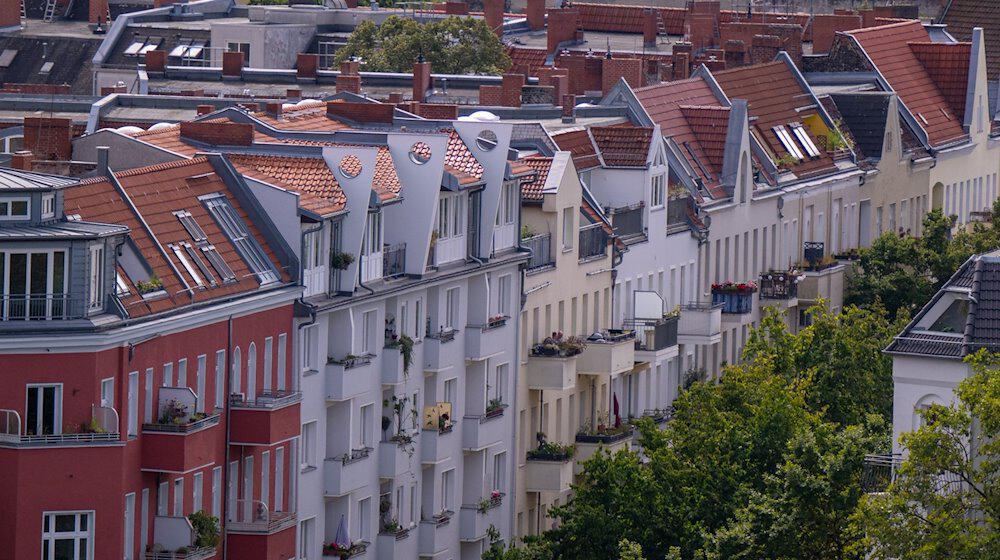 Blick auf die sanierten Altbau-Wohnhäuser im Berliner Innenstadtbezirk Moabit. / Foto: Monika Skolimowska/dpa