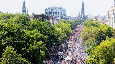 Der Umzug des Karnevals der Kulturen zieht über die Hasenheide. / Foto: Christoph Soeder/dpa