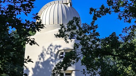 Der Einsteinturm, aufgenommen kurz vor der feierlichen Wiedereröffnung 2023. / Foto: Soeren Stache/dpa