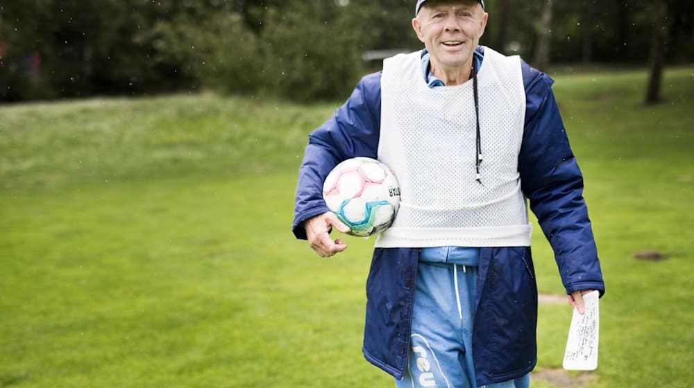 Wolfgang Sandhowe, Trainer bei TuS Makkabi, auf dem Spielfeld in der Julius-Hirsch-Sportanlage. / Foto: Carsten Koall/dpa