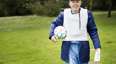 Wolfgang Sandhowe, Trainer bei TuS Makkabi, auf dem Spielfeld in der Julius-Hirsch-Sportanlage. / Foto: Carsten Koall/dpa