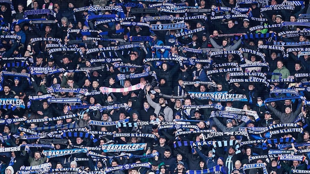 Mannheims Fans halten Fanschals in die Höhe. / Foto: Uwe Anspach/dpa