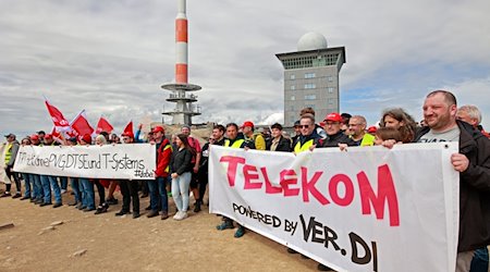 Beschäftigte der Telekom ziehen im Rahmen eines bundesweiten Warnstreiks der Telekom mit einem "Gipfeltreffen" auf den Brocken. / Foto: Matthias Bein/dpa