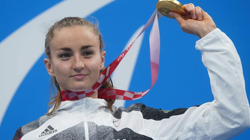 Elena Semechin (geb. Krawzow) feiert ihre Goldmedaille über 100 Meter Brust bei den Paralympics in Tokio. / Foto: Marcus Brandt/dpa/Archiv