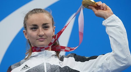 Elena Semechin (geb. Krawzow) feiert ihre Goldmedaille über 100 Meter Brust bei den Paralympics in Tokio. / Foto: Marcus Brandt/dpa/Archiv