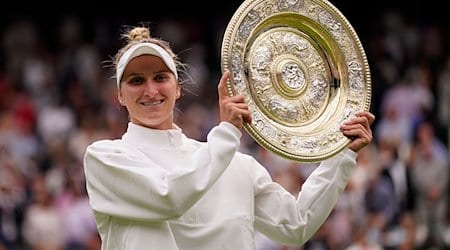 Marketa Vondrousova feiert mit dem Pokal, nachdem sie das Finale des Dameneinzels gewonnen hat. Vondrousova schlägt in Berlin auf. / Foto: Alberto Pezzali/AP/dpa