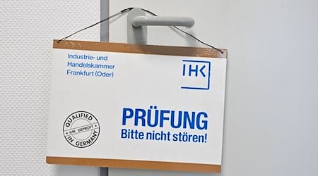 Ein Schild der Industrie- und Handelskammer Frankfurt (Oder) (IHK) mit der Aufschrift «Prüfung bitte nicht stören». / Foto: Patrick Pleul/dpa