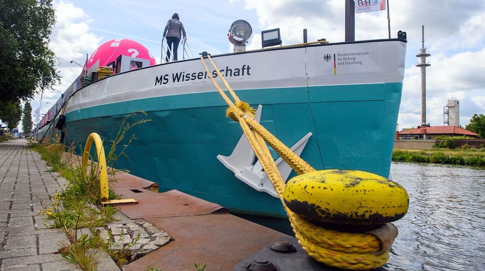 Die «MS Wissenschaft» lädt ab Dienstag in Berlin zu einer neuen Ausstellung ein. / Foto: Klaus-Dietmar Gabbert/dpa