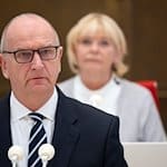 Dietmar Woidke (SPD), Ministerpräsident von Brandenburg. Hinter ihm sitzt Ulrike Liedtke, Präsidentin des Landtages. / Foto: Soeren Stache/dpa