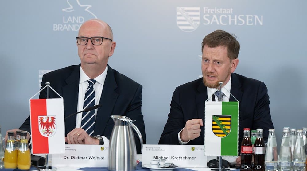 Brandenburgs Ministerpräsident Dietmar Woidke (SPD, l) und sein sächsischer Amtskollege Michael Kretschmer (CDU). / Foto: Sebastian Kahnert/dpa/Archivbild