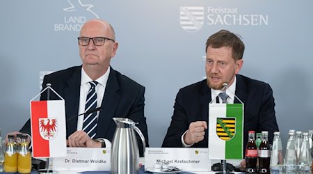 Brandenburgs Ministerpräsident Dietmar Woidke (SPD, l) und sein sächsischer Amtskollege Michael Kretschmer (CDU). / Foto: Sebastian Kahnert/dpa/Archivbild