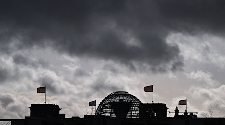 Wolken sind über der Kuppel vom Reichstag zu sehen. / Foto: Jens Kalaene/dpa/Symbolbild