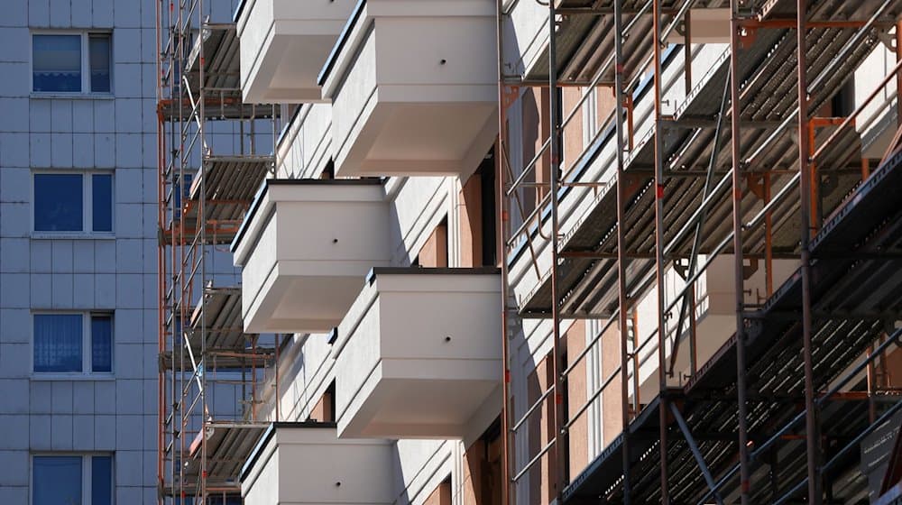 Das Baugerüst an einem Wohnhaus am Franz-Mehring-Platz ist teilweise abgebaut. / Foto: Soeren Stache/dpa/Symbolbild