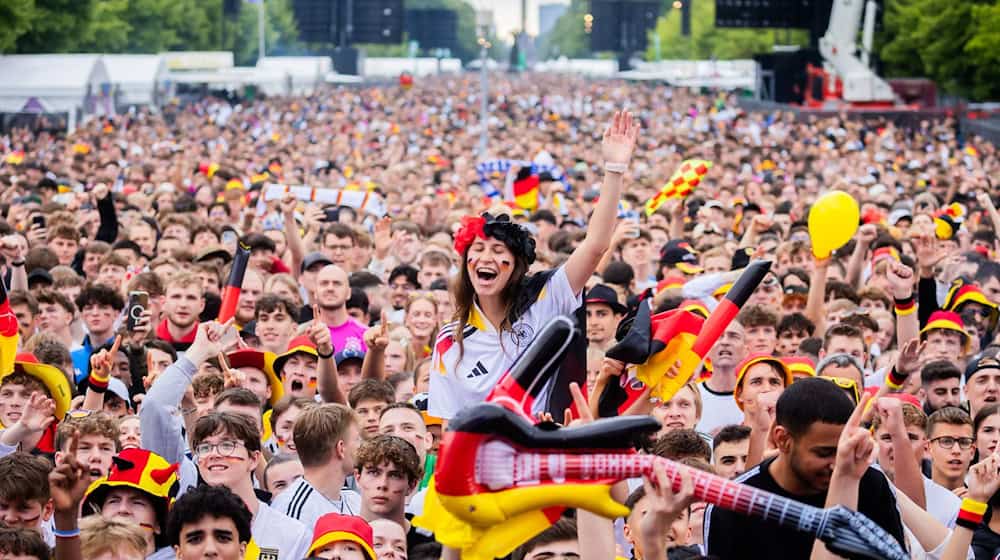 Deutschland-Fans jubeln beim Public Viewing in der Fanzone am Brandenburger Tor. / Foto: Christoph Soeder/dpa/Archivbild