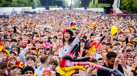 Deutschland-Fans jubeln beim Public Viewing in der Fanzone am Brandenburger Tor. / Foto: Christoph Soeder/dpa/Archivbild