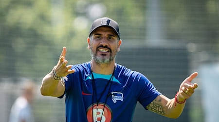 Herthas Trainer Cristian Fiél gibt Anweisungen. / Foto: Soeren Stache/dpa