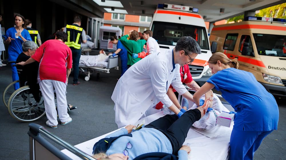 Medizinisches Personal versorgt im Rahmen einer Krankenhausübung verletzte Opfer eines Anschlages, nach dem Szenario einer Explosion mit anschließendem Schusswechsel. / Foto: Carsten Koall/dpa