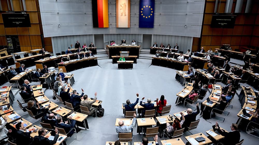 Die Abgeordneten stimmen bei der Plenarsitzung des Berliner Abgeordnetenhauses zu einem Antrag ab. / Foto: Britta Pedersen/dpa
