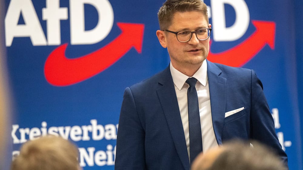 Rene Springer, der neue Landesvorsitzende der AfD Brandenburg, steht auf dem Landesparteitag der AfD Brandenburg in der Wiesenhalle. / Foto: Monika Skolimowska/dpa